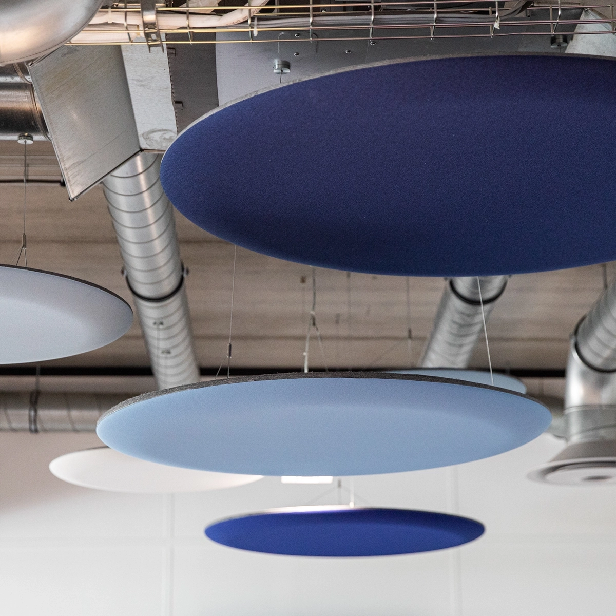 panneaux acoustiques suspendus bleus