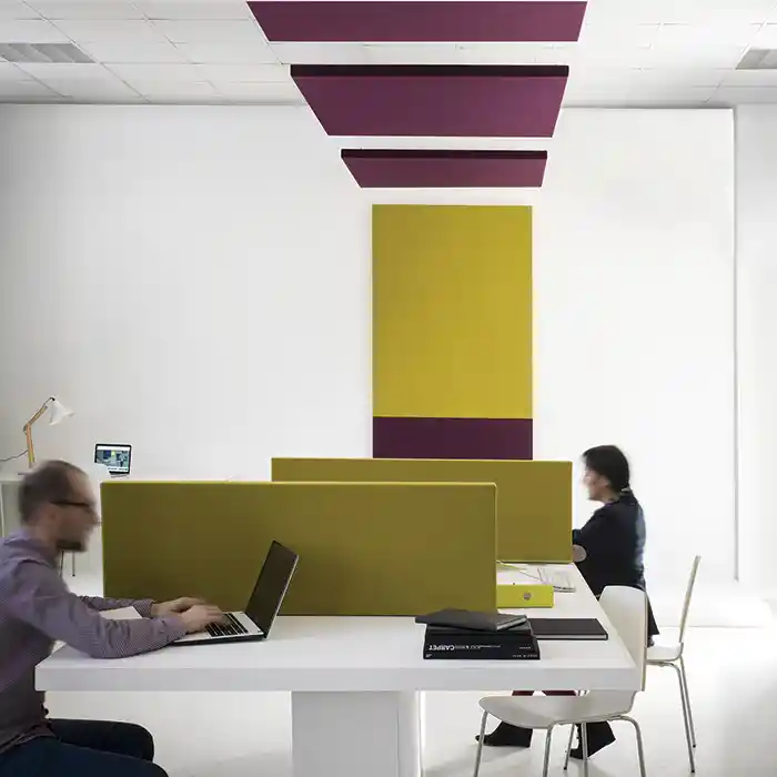 séparateurs acoustiques de bureaux vert et rouge